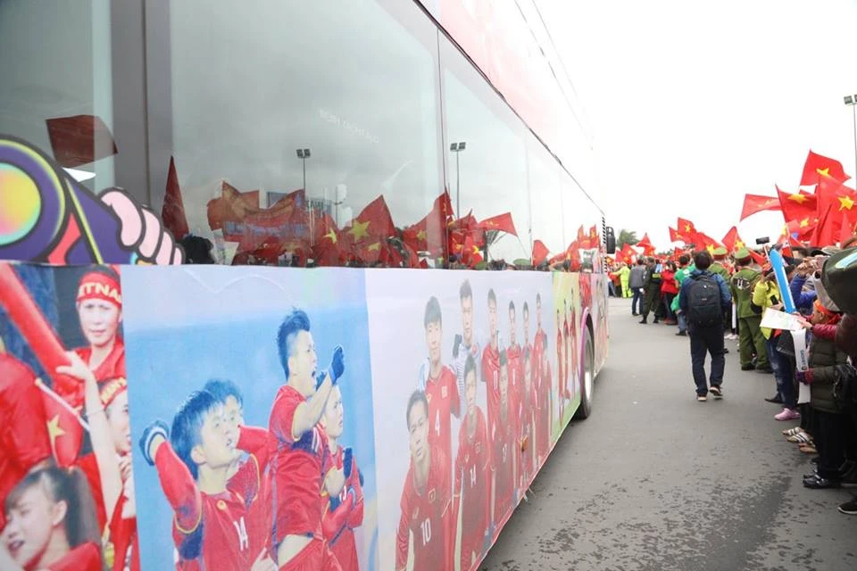 U-23 VN diễu hành hơn 4 giờ trên xe buýt giữa biển NHM ảnh 18