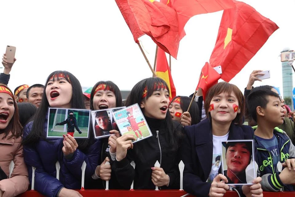 U-23 VN diễu hành hơn 4 giờ trên xe buýt giữa biển NHM ảnh 19