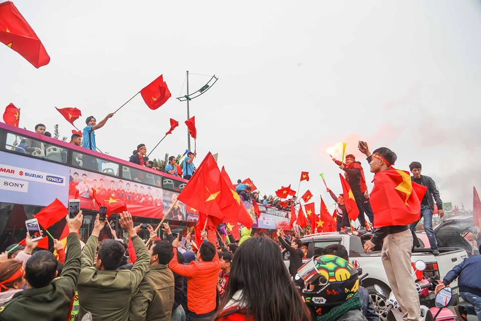 U-23 VN diễu hành hơn 4 giờ trên xe buýt giữa biển NHM ảnh 31