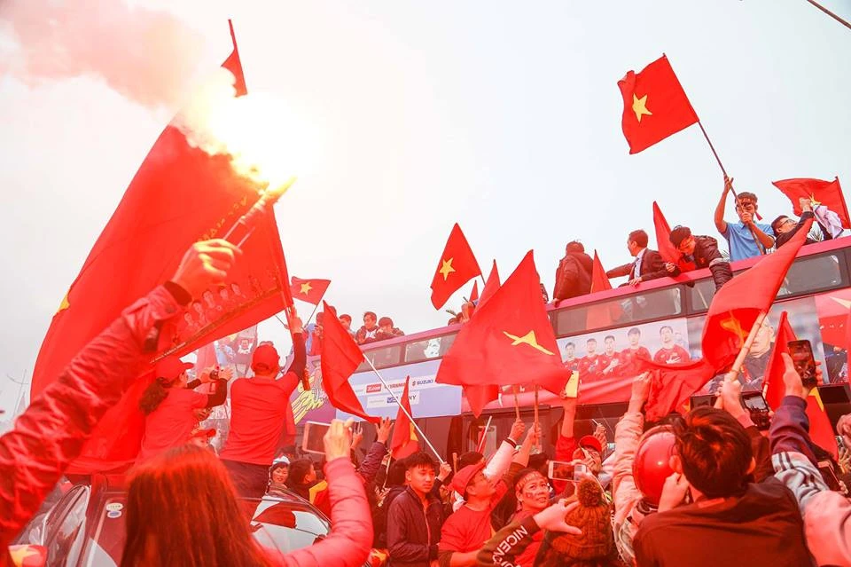 U-23 VN diễu hành hơn 4 giờ trên xe buýt giữa biển NHM ảnh 33