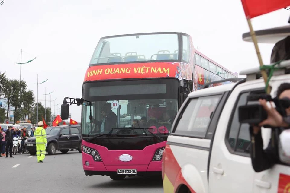 U-23 VN diễu hành hơn 4 giờ trên xe buýt giữa biển NHM ảnh 77