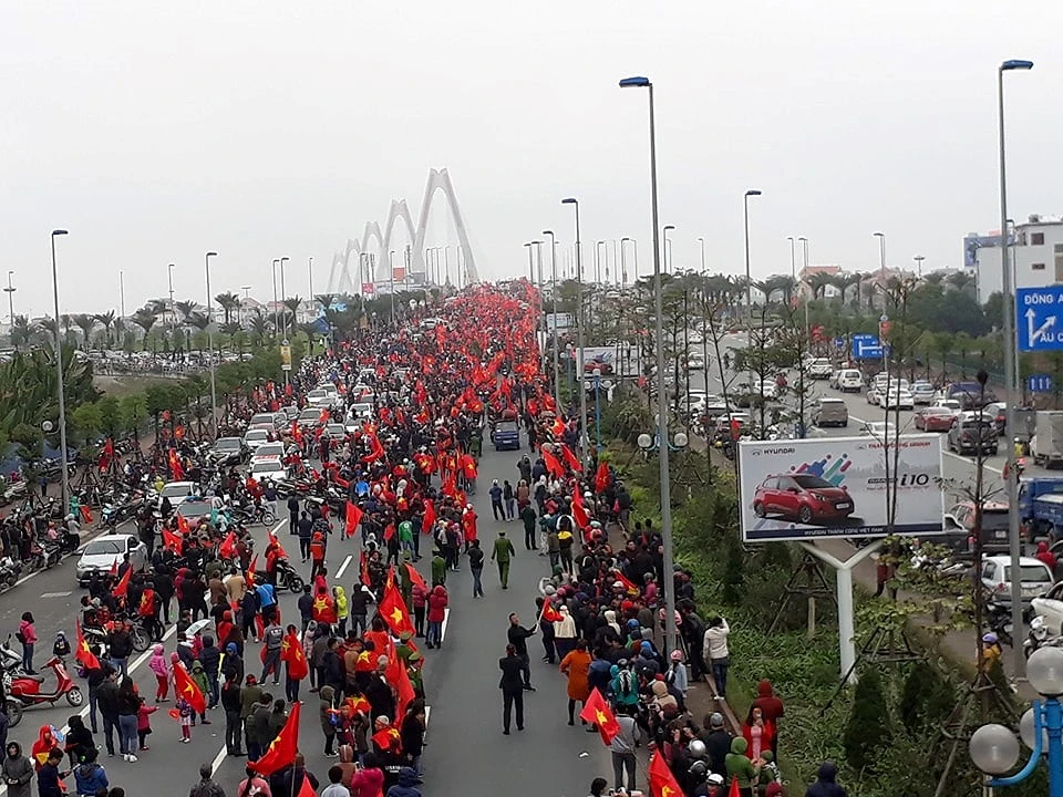 U-23 VN diễu hành hơn 4 giờ trên xe buýt giữa biển NHM ảnh 30