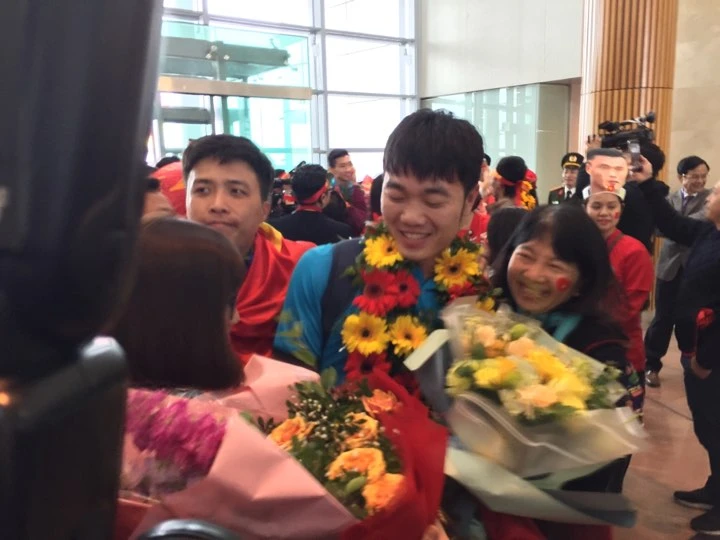 U-23 VN diễu hành hơn 4 giờ trên xe buýt giữa biển NHM ảnh 53