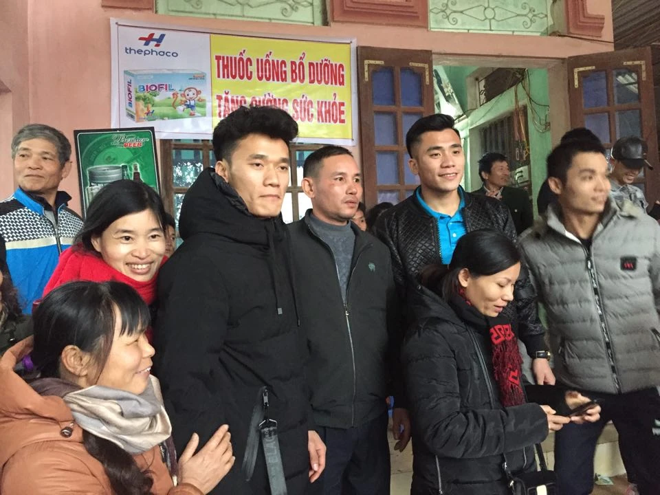 Hàng ngàn người đón thủ môn Bùi Tiến Dũng ở quê nhà ảnh 1