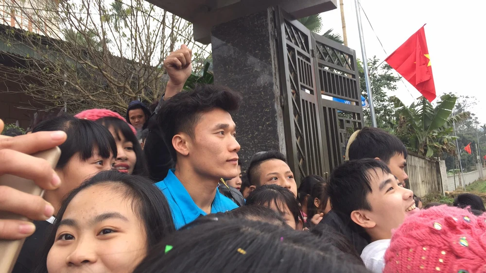 Hàng ngàn người đón thủ môn Bùi Tiến Dũng ở quê nhà ảnh 6