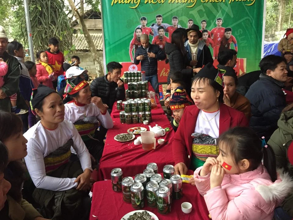 Hàng ngàn người đón thủ môn Bùi Tiến Dũng ở quê nhà ảnh 2