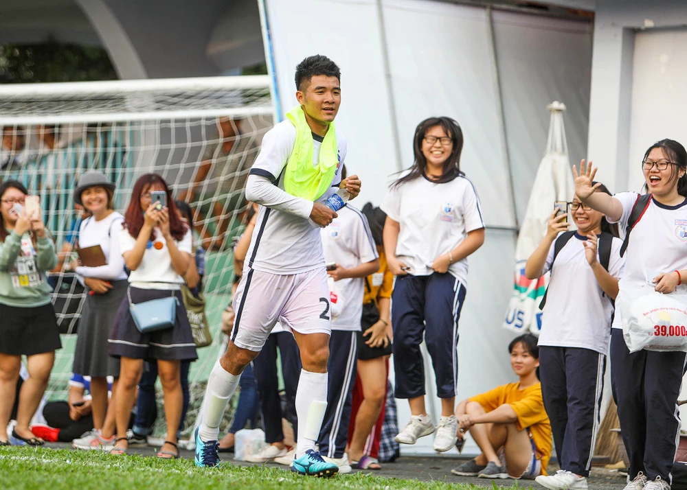 Đức Chinh, Tiến Dụng bị hàng trăm fan 'vây' ở TP.HCM ảnh 10