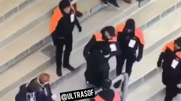 Bị bắt vì thủ dâm ngay trên khán đài ở giải Bundesliga ảnh 2