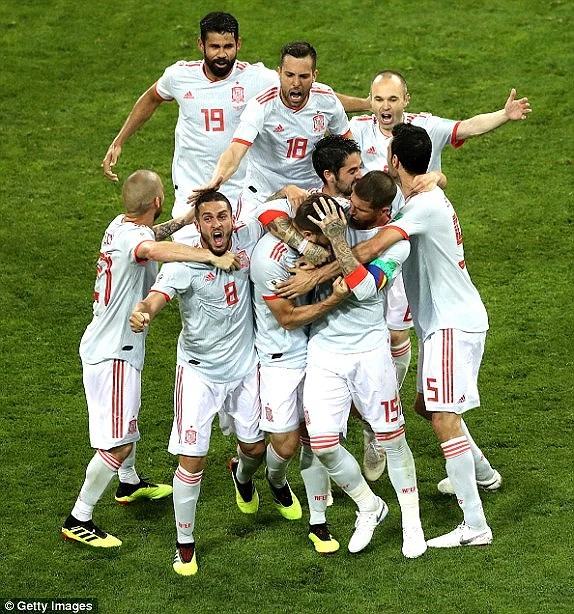 Nhìn lại màn rượt đuổi kinh điển của Tây Ban Nha - Bồ Đào Nha ảnh 23