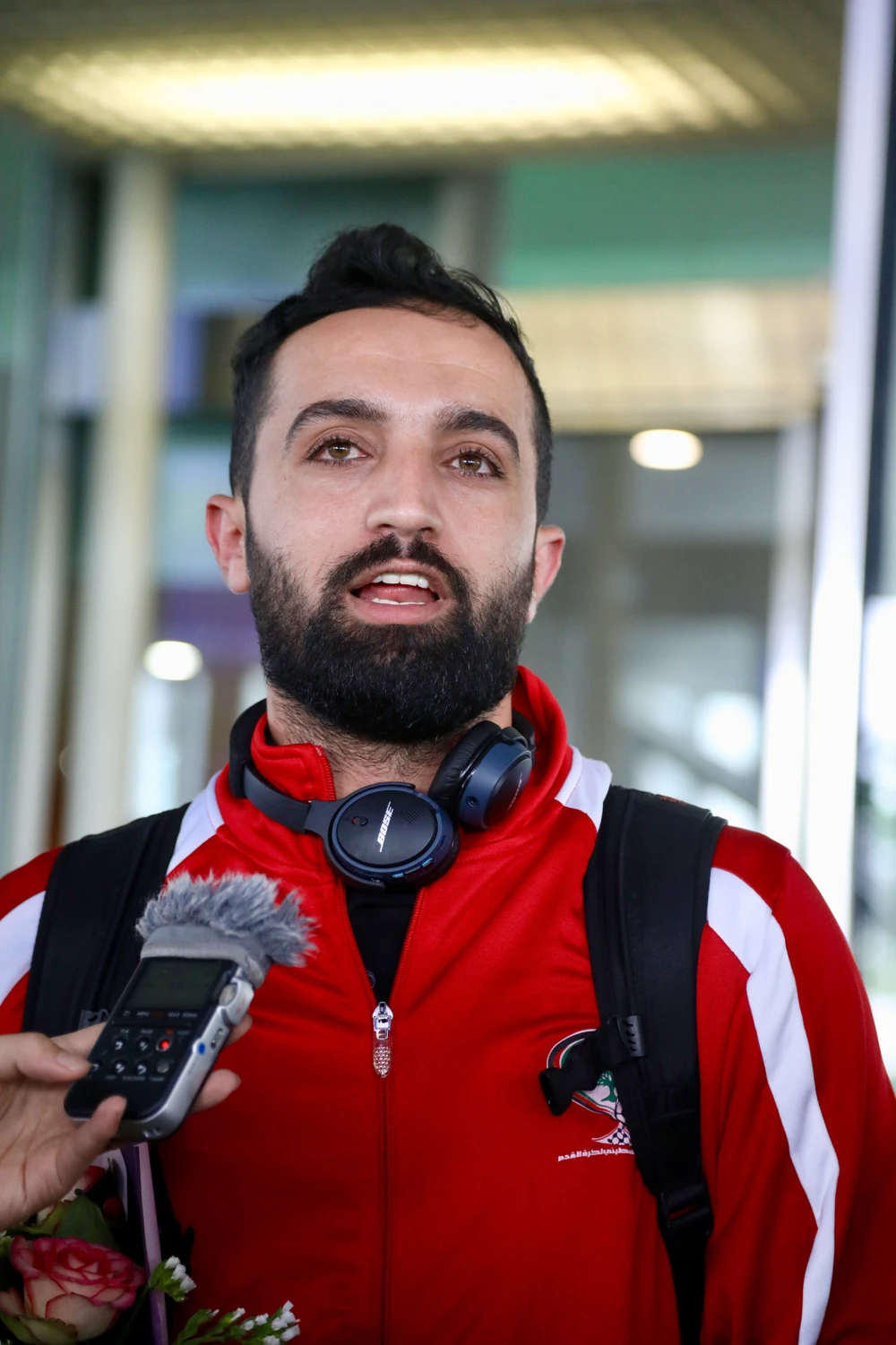 Chùm ảnh Palestine đặt chân đến Nội Bài 'đấu' U-23 Việt Nam ảnh 2