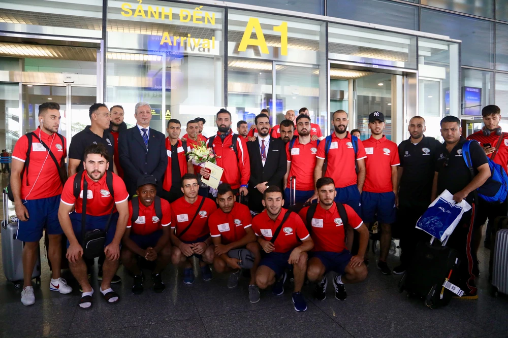 Chùm ảnh Palestine đặt chân đến Nội Bài 'đấu' U-23 Việt Nam ảnh 3