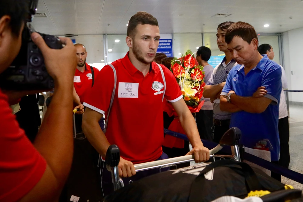 Chùm ảnh Palestine đặt chân đến Nội Bài 'đấu' U-23 Việt Nam ảnh 4