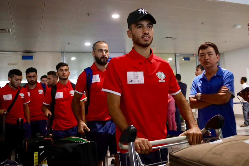 Chùm ảnh Palestine đặt chân đến Nội Bài 'đấu' U-23 Việt Nam ảnh 5