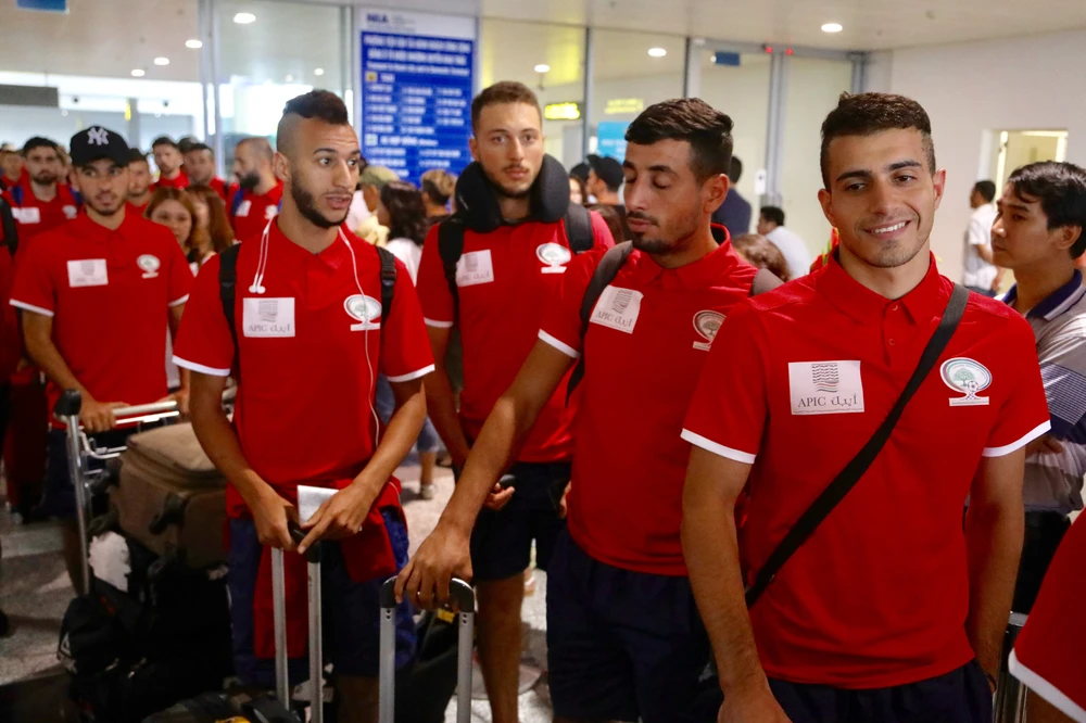 Chùm ảnh Palestine đặt chân đến Nội Bài 'đấu' U-23 Việt Nam ảnh 6