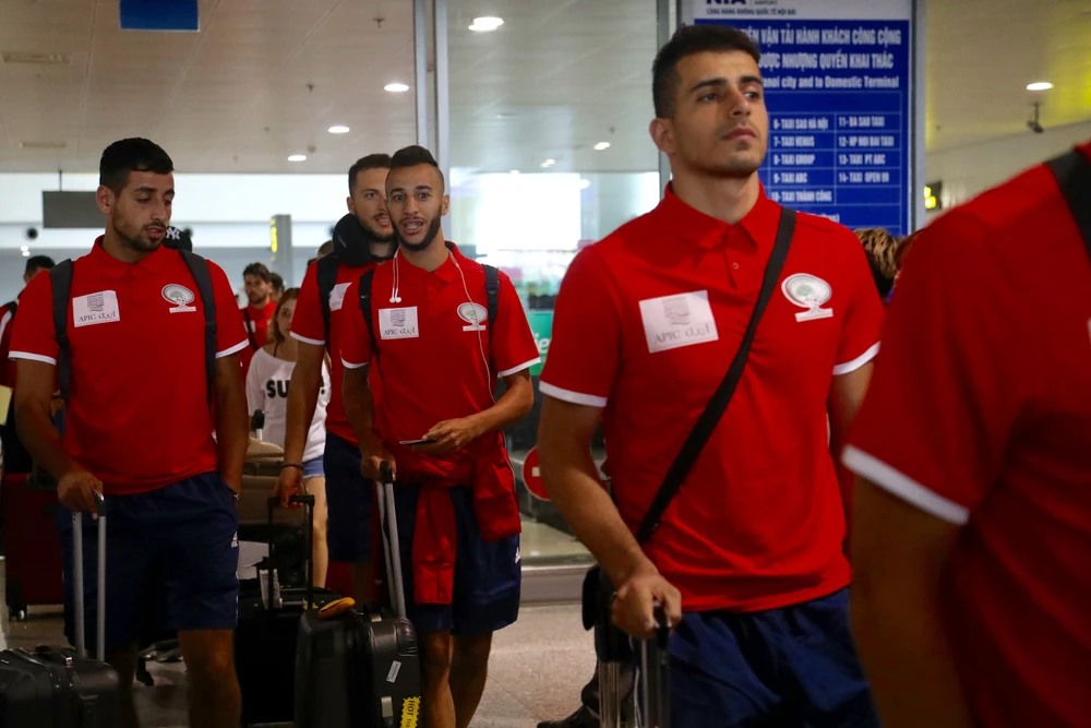 Chùm ảnh Palestine đặt chân đến Nội Bài 'đấu' U-23 Việt Nam ảnh 7