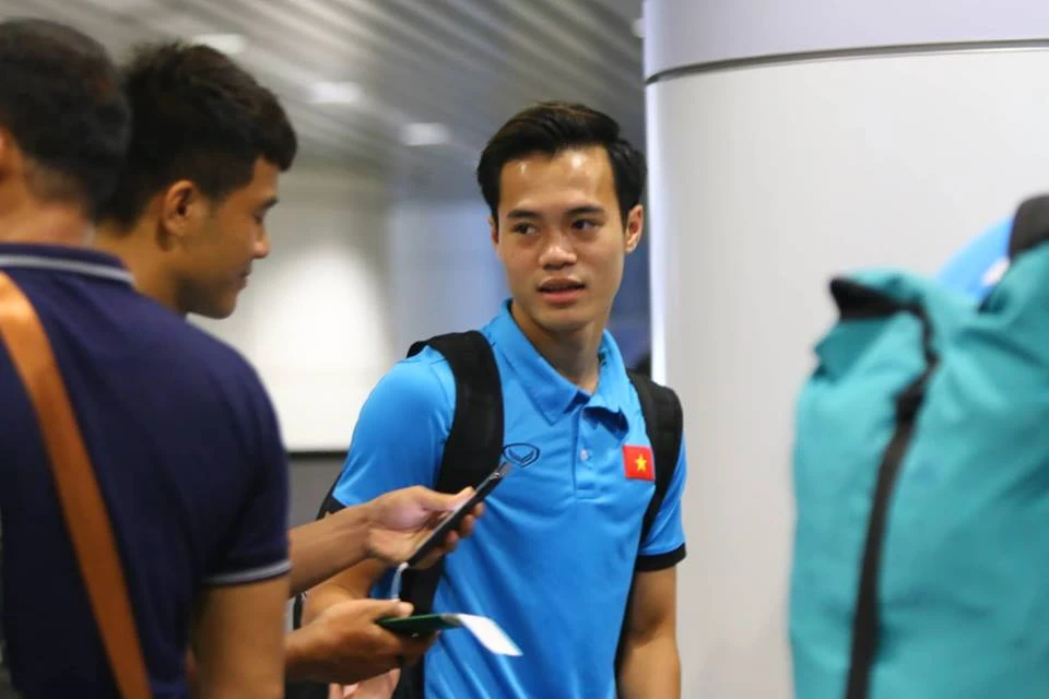 Tuyển Việt Nam về tới Nội Bài, fan hâm mộ cuồng nhiệt chào đón ảnh 10