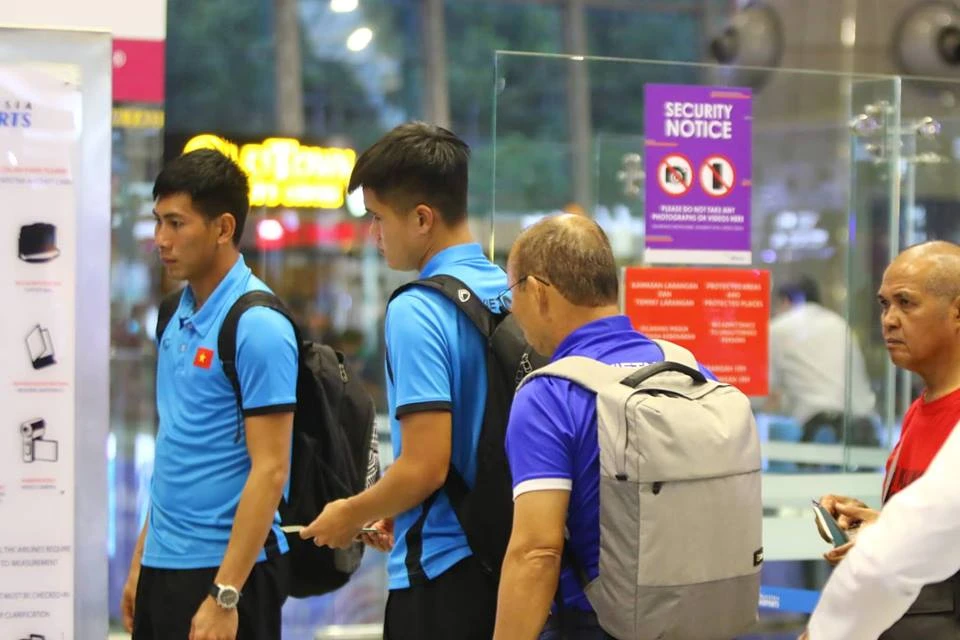 Tuyển Việt Nam về tới Nội Bài, fan hâm mộ cuồng nhiệt chào đón ảnh 11