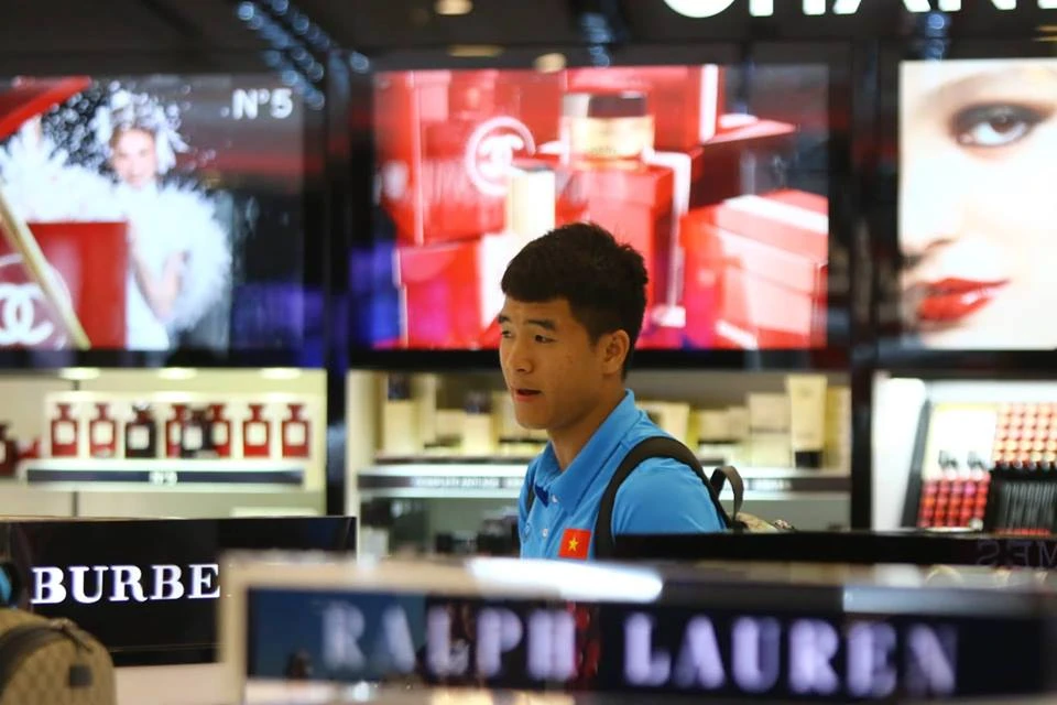 Tuyển Việt Nam về tới Nội Bài, fan hâm mộ cuồng nhiệt chào đón ảnh 14