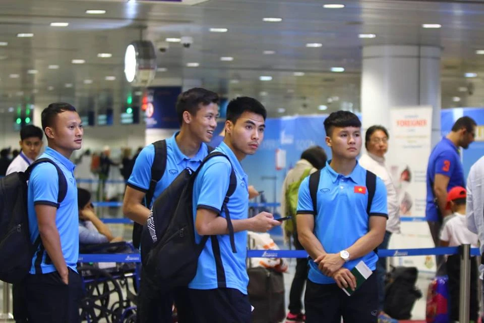 Tuyển Việt Nam về tới Nội Bài, fan hâm mộ cuồng nhiệt chào đón ảnh 16