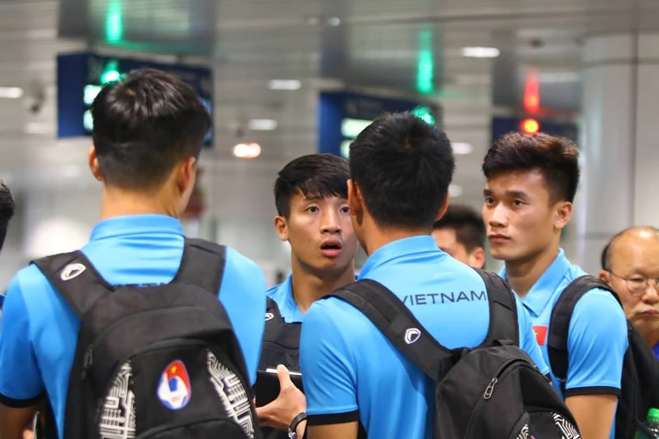 Tuyển Việt Nam về tới Nội Bài, fan hâm mộ cuồng nhiệt chào đón ảnh 20