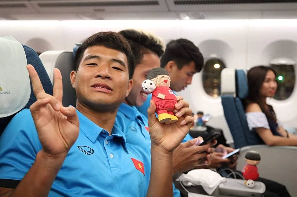 Tuyển Việt Nam về tới Nội Bài, fan hâm mộ cuồng nhiệt chào đón ảnh 2