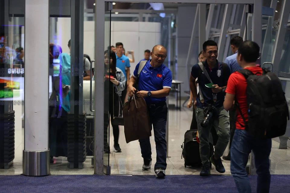 Tuyển Việt Nam về tới Nội Bài, fan hâm mộ cuồng nhiệt chào đón ảnh 24