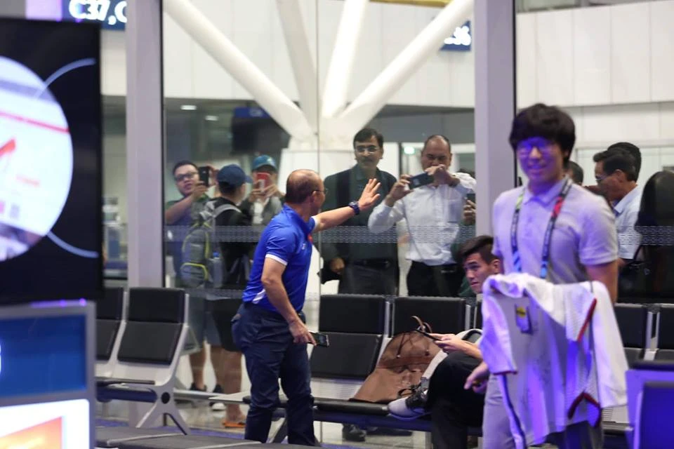 Tuyển Việt Nam về tới Nội Bài, fan hâm mộ cuồng nhiệt chào đón ảnh 28