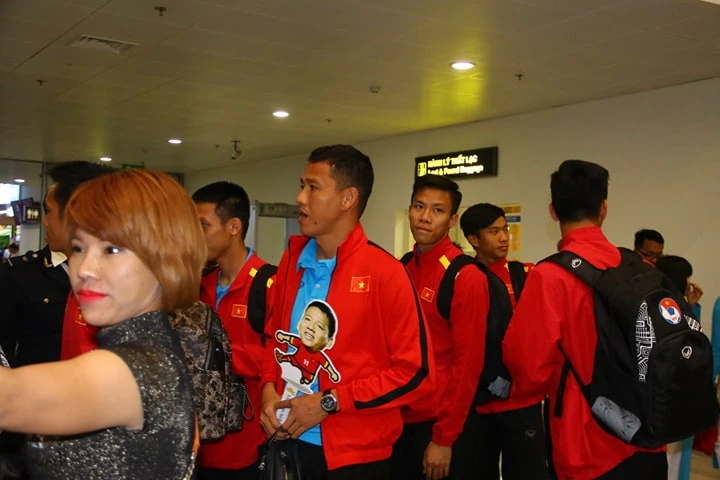 Tuyển Việt Nam về tới Nội Bài, fan hâm mộ cuồng nhiệt chào đón ảnh 32