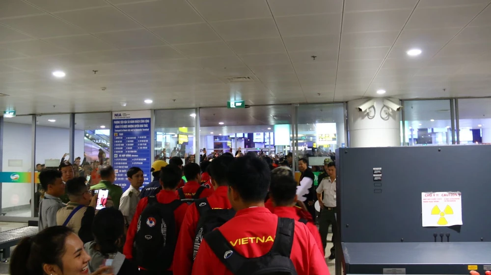 Tuyển Việt Nam về tới Nội Bài, fan hâm mộ cuồng nhiệt chào đón ảnh 33