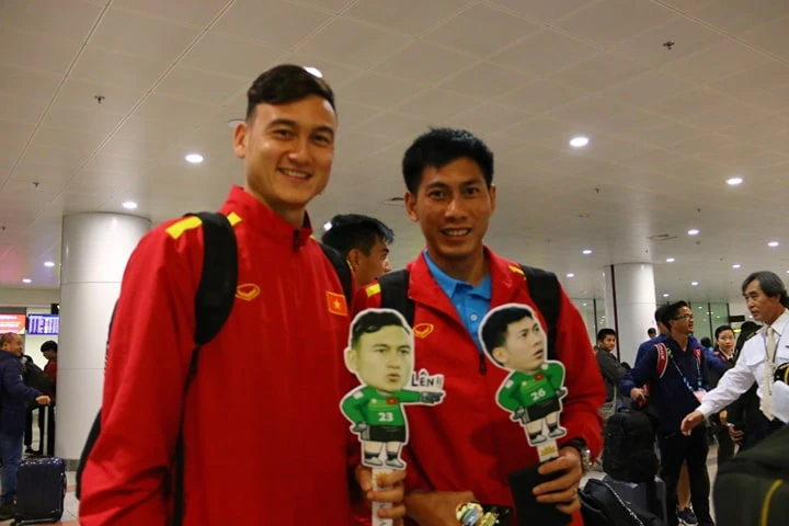 Tuyển Việt Nam về tới Nội Bài, fan hâm mộ cuồng nhiệt chào đón ảnh 34