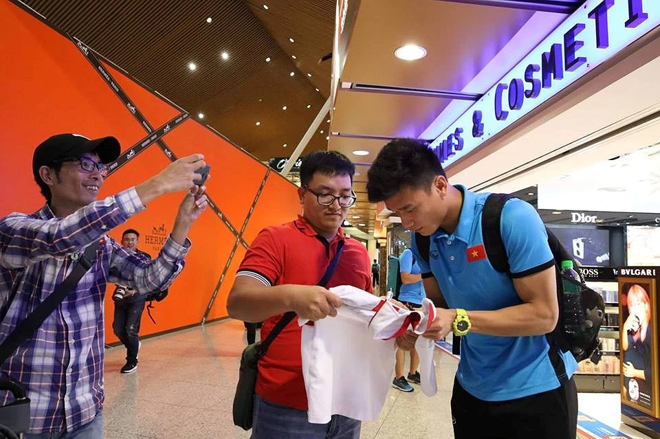 Tuyển Việt Nam về tới Nội Bài, fan hâm mộ cuồng nhiệt chào đón ảnh 7