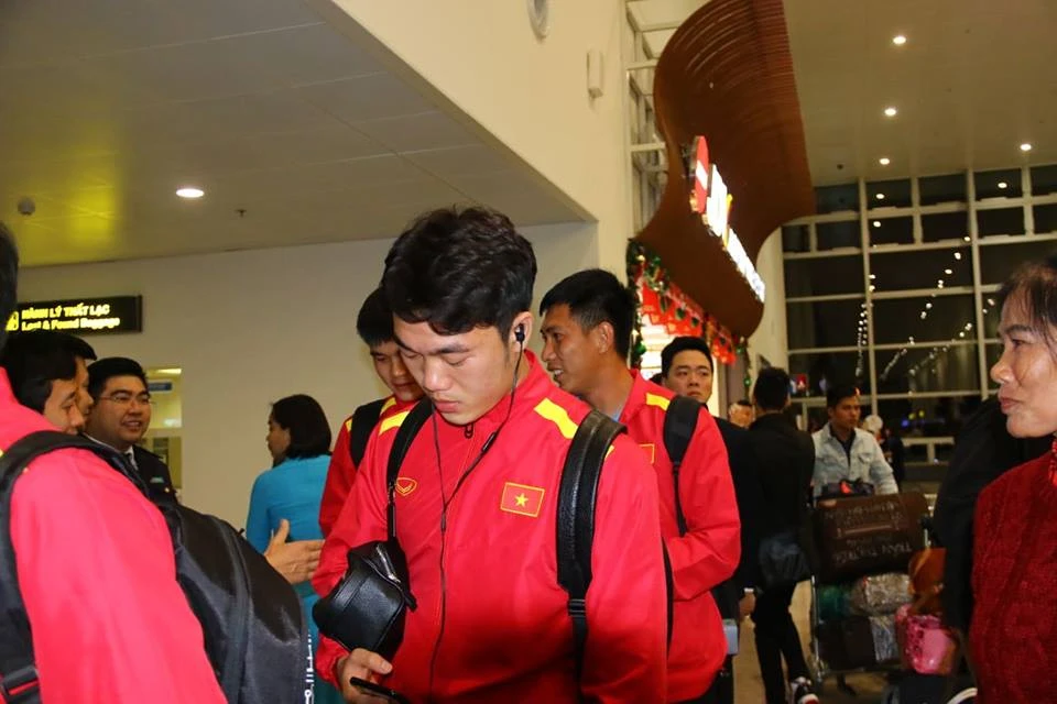 Tuyển Việt Nam về tới Nội Bài, fan hâm mộ cuồng nhiệt chào đón ảnh 35