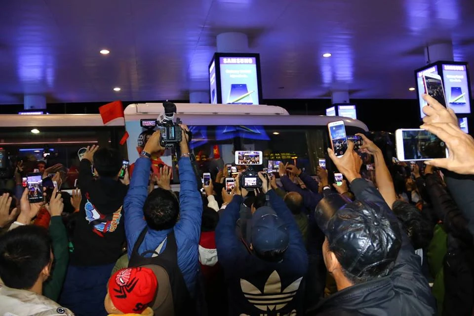 Tuyển Việt Nam về tới Nội Bài, fan hâm mộ cuồng nhiệt chào đón ảnh 37