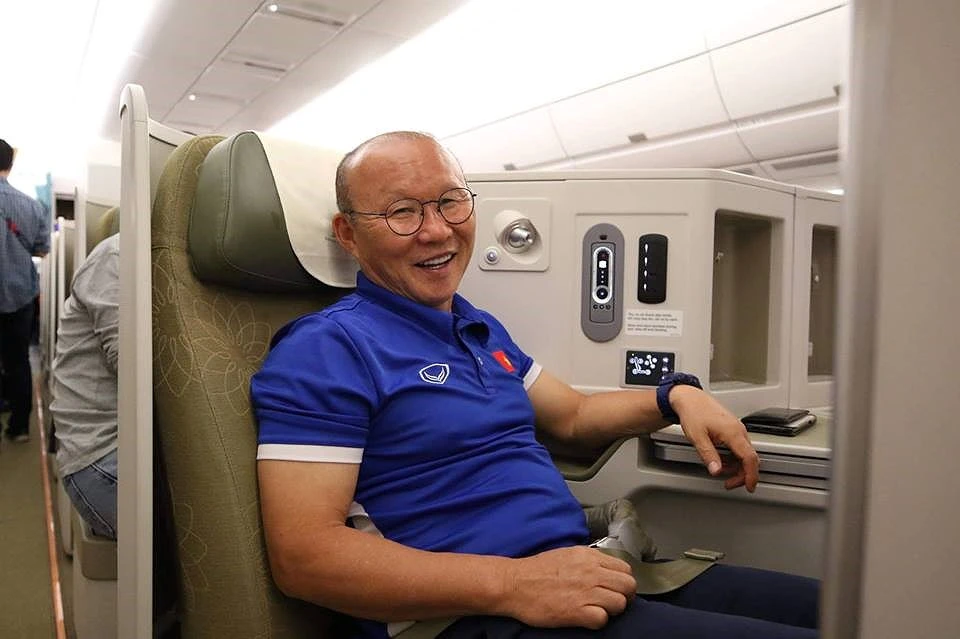 Tuyển Việt Nam về tới Nội Bài, fan hâm mộ cuồng nhiệt chào đón ảnh 1