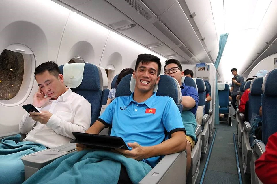 Tuyển Việt Nam về tới Nội Bài, fan hâm mộ cuồng nhiệt chào đón ảnh 4