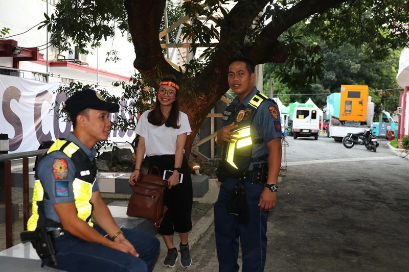 CĐV cuồng nhiệt cổ vũ cho U-22 VN bên ngoài sân Rizal Memorial - ảnh 1