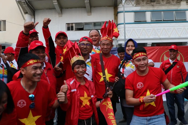 CĐV cuồng nhiệt cổ vũ cho U-22 VN bên ngoài sân Rizal Memorial - ảnh 3