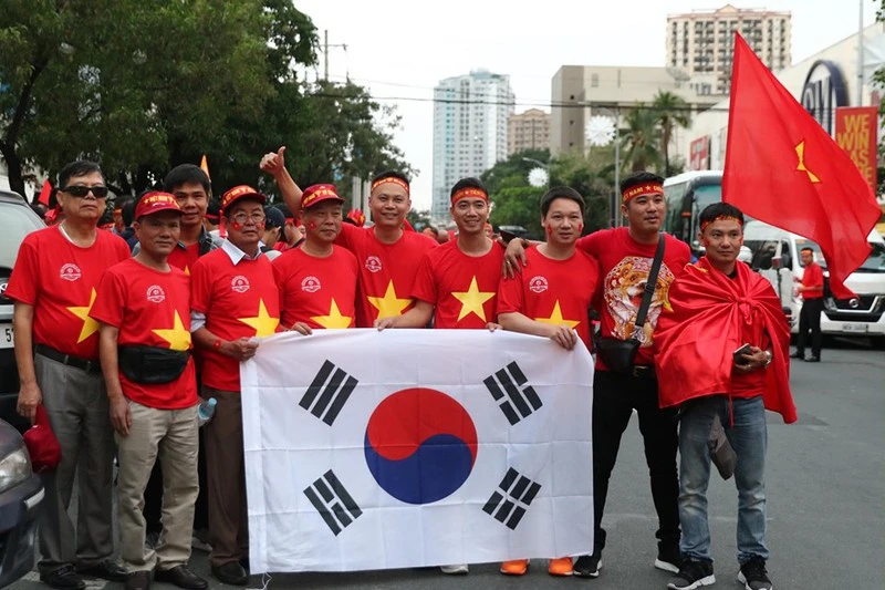 CĐV cuồng nhiệt cổ vũ cho U-22 VN bên ngoài sân Rizal Memorial - ảnh 6
