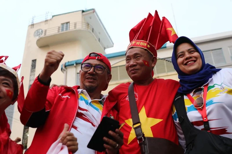 CĐV cuồng nhiệt cổ vũ cho U-22 VN bên ngoài sân Rizal Memorial - ảnh 7
