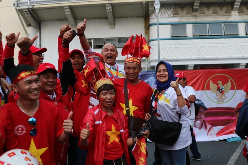 CĐV cuồng nhiệt cổ vũ cho U-22 VN bên ngoài sân Rizal Memorial - ảnh 8