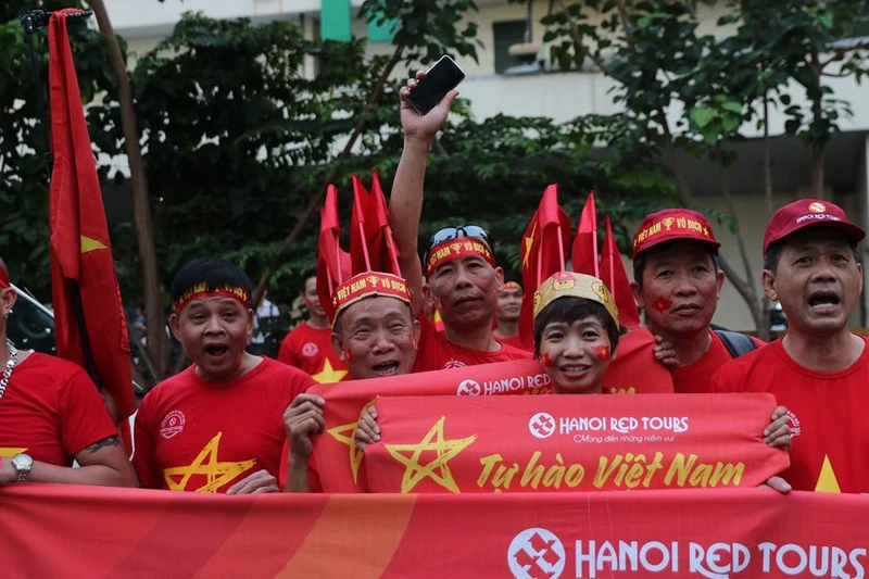 CĐV cuồng nhiệt cổ vũ cho U-22 VN bên ngoài sân Rizal Memorial - ảnh 5