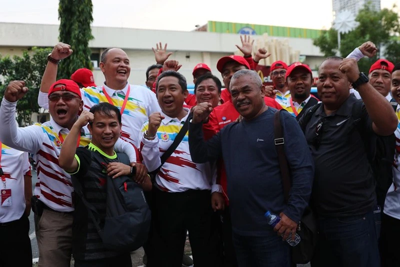 CĐV cuồng nhiệt cổ vũ cho U-22 VN bên ngoài sân Rizal Memorial - ảnh 12