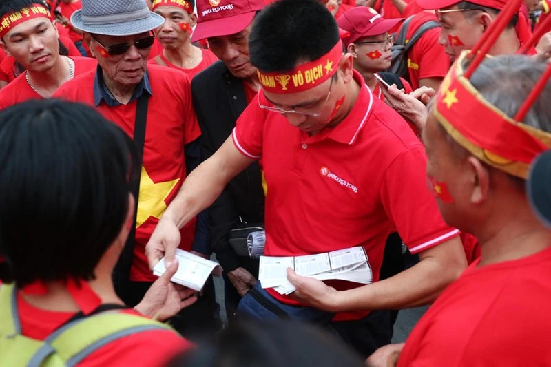 CĐV cuồng nhiệt cổ vũ cho U-22 VN bên ngoài sân Rizal Memorial - ảnh 2