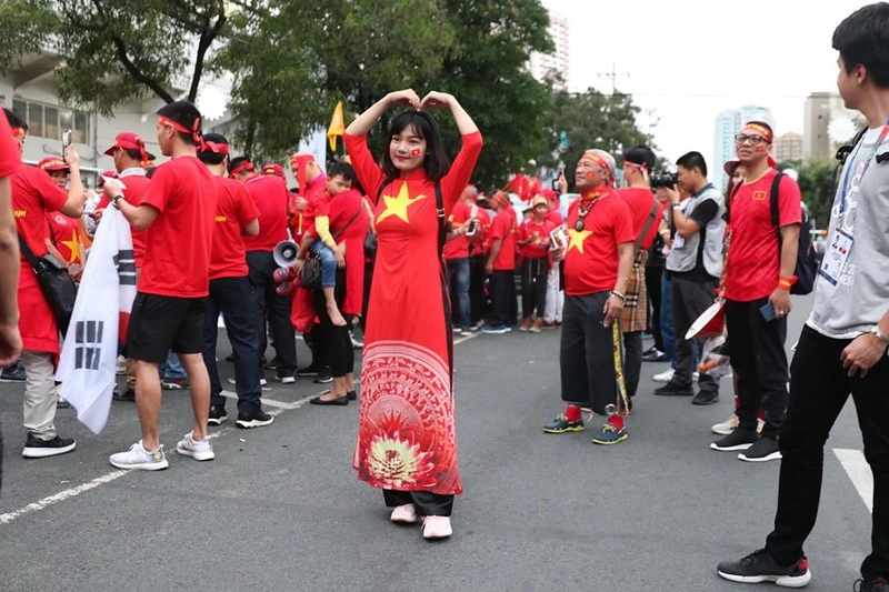 CĐV cuồng nhiệt cổ vũ cho U-22 VN bên ngoài sân Rizal Memorial - ảnh 11