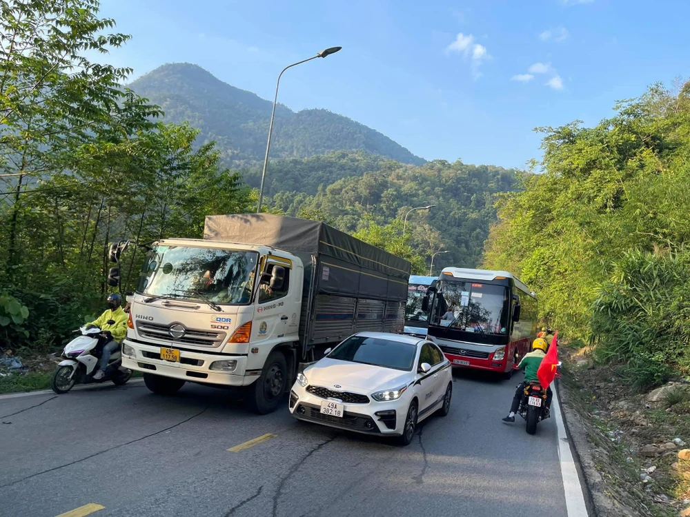 Kẹt xe ở đèo Bảo Lộc, chặng cuối Cúp Truyền hình chưa thể đua ảnh 2