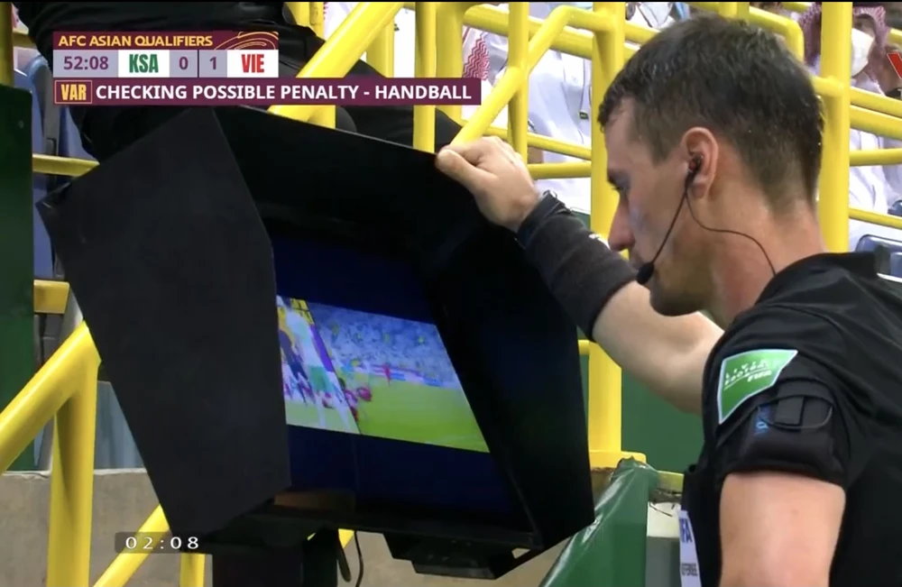 Quả 11m đầy tranh cãi khiến Việt Nam thua ngược Saudi Arabia ảnh 5