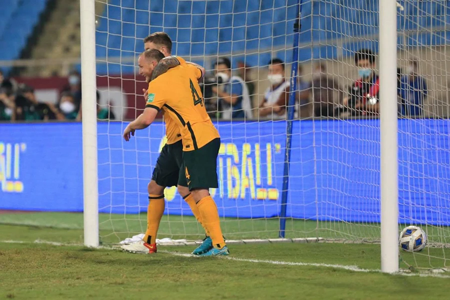 Tuyển Việt Nam thua đáng tiếc và đầy tranh cãi trước Úc ảnh 1