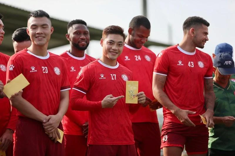 Cầu thủ TP.HCM vui vẻ nhận lì xì đầu năm và hứa hẹn sẽ chơi ra trò ở các giải vô địch quốc gia. Ảnh: ANH DUY.
