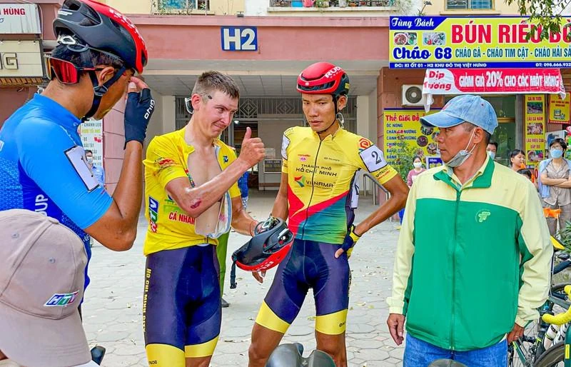 Igor Frolov ra dấu, anh vẫn ổn trước sự lo lắng của HLV Đỗ Thành Đạt. ẢNH: PHẠM HUY