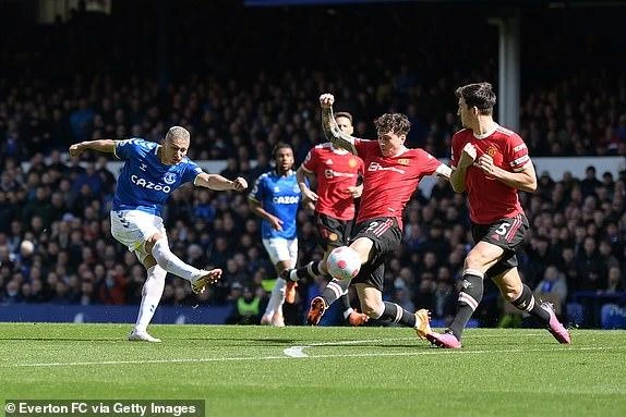 Gordon ghi bàn thắng đầy may mắn mở điểm cho Everton. ẢNH: GETTY